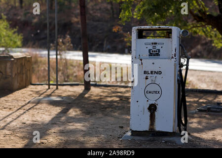 La pompe à gaz d'une vieille gare abandonnée. Banque D'Images