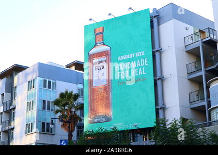 Voir l'affichage d'Absolut Vodka ELYX sur l'immeuble en Vine Street, Hollywood Banque D'Images