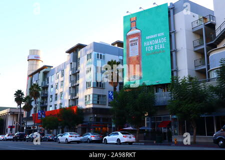 Voir l'affichage d'Absolut Vodka ELYX sur l'immeuble en Vine Street, Hollywood Banque D'Images