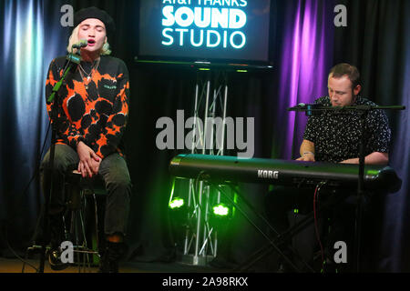 Bala Cynwyd, PA, USA. 13 Nov, 2019. MISTERWIVES visiter Radio 104,5 performance studio à Bala Cynwyd, PA, le 13 novembre 2019 Crédit : Star Shooter/media/Alamy Punch Live News Banque D'Images