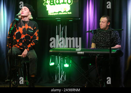 Bala Cynwyd, PA, USA. 13 Nov, 2019. MISTERWIVES visiter Radio 104,5 performance studio à Bala Cynwyd, PA, le 13 novembre 2019 Crédit : Star Shooter/media/Alamy Punch Live News Banque D'Images