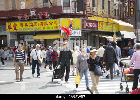 Coin de division et Bayard rues de Chinatown, New York City. Banque D'Images