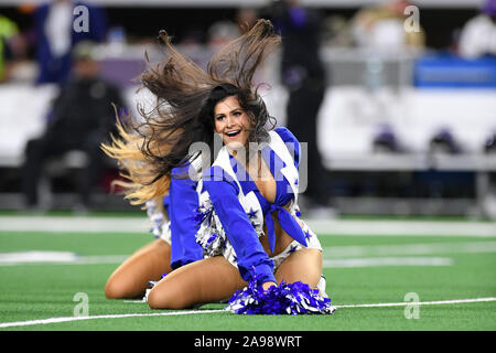 Arlington, Texas, USA. 10 Nov, 2019. Une cheerleader Dallas Cowboys effectue avant la première moitié d'un jeu de football américain NFL entre les Minnesota Vikings et les Dallas Cowboys à AT&T Stadium à Arlington, au Texas. Shane Roper/Cal Sport Media/Alamy Live News Banque D'Images