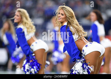 Arlington, Texas, USA. 10 Nov, 2019. Une cheerleader Dallas Cowboys effectue avant la première moitié d'un jeu de football américain NFL entre les Minnesota Vikings et les Dallas Cowboys à AT&T Stadium à Arlington, au Texas. Shane Roper/Cal Sport Media/Alamy Live News Banque D'Images