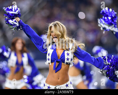 Arlington, Texas, USA. 10 Nov, 2019. Une cheerleader Dallas Cowboys effectue avant la première moitié d'un jeu de football américain NFL entre les Minnesota Vikings et les Dallas Cowboys à AT&T Stadium à Arlington, au Texas. Shane Roper/Cal Sport Media/Alamy Live News Banque D'Images