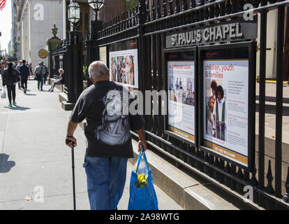 Homme avec un Jésus T-shirt promenades passé Saint Paul's Chapel sur Broadway près de Fulton Street dans le centre-ville de Manhattan. Banque D'Images