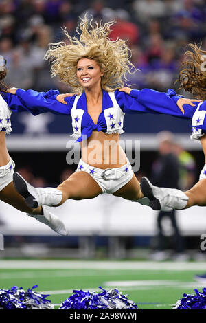 Arlington, Texas, USA. 10 Nov, 2019. Une cheerleader Dallas Cowboys effectue avant la première moitié d'un jeu de football américain NFL entre les Minnesota Vikings et les Dallas Cowboys à AT&T Stadium à Arlington, au Texas. Shane Roper/Cal Sport Media/Alamy Live News Banque D'Images