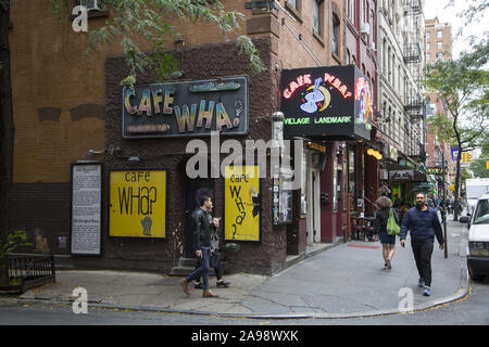 Le légendaire Cafe Wha ? Est à MacDougal Street et Minetta Lane à Greenwich Village, New York. Cafe Wha ? L'hôte du meilleur de la musique live à New York 7 nuits par semaine. De nombreuses légendes de la musique, tels que Bob Dylan, Jimi Hendrix, et Bruce Springsteen effectué il y en venant vers le haut. Banque D'Images