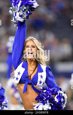 Arlington, Texas, USA. 10 Nov, 2019. Une cheerleader Dallas Cowboys effectue avant la première moitié d'un jeu de football américain NFL entre les Minnesota Vikings et les Dallas Cowboys à AT&T Stadium à Arlington, au Texas. Shane Roper/Cal Sport Media/Alamy Live News Banque D'Images