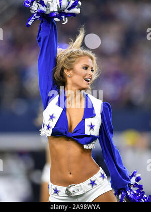 Arlington, Texas, USA. 10 Nov, 2019. Une cheerleader Dallas Cowboys effectue avant la première moitié d'un jeu de football américain NFL entre les Minnesota Vikings et les Dallas Cowboys à AT&T Stadium à Arlington, au Texas. Shane Roper/Cal Sport Media/Alamy Live News Banque D'Images