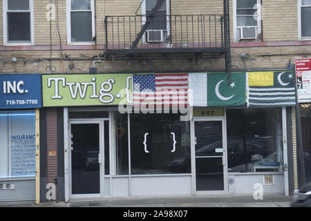 Le long de la devanture ney Island Avenue dans le quartier de Kensington, à l'accueil communautés pakistanais et bangladais à Brooklyn, New York. Banque D'Images