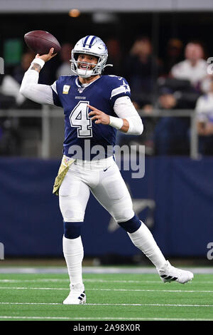 Arlington, Texas, USA. 10 Nov, 2019. Le quart-arrière des Cowboys de Dallas Dak Prescott (4) lance la balle au cours de la première moitié d'un jeu de football américain NFL entre les Minnesota Vikings et les Dallas Cowboys à AT&T Stadium à Arlington, au Texas. Shane Roper/Cal Sport Media/Alamy Live News Banque D'Images