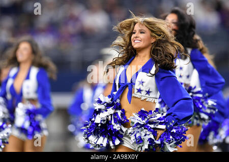 Arlington, Texas, USA. 10 Nov, 2019. Une cheerleader Dallas Cowboys effectue avant la première moitié d'un jeu de football américain NFL entre les Minnesota Vikings et les Dallas Cowboys à AT&T Stadium à Arlington, au Texas. Shane Roper/Cal Sport Media/Alamy Live News Banque D'Images