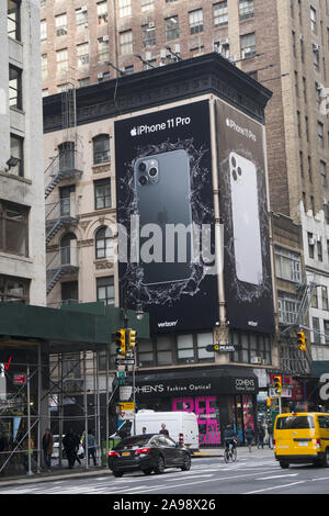 Grande annonce pour l'Apple iPhone 11 sur un bâtiment sur la 8e Avenue à la 37e rue à Manhattan, New York City. Banque D'Images