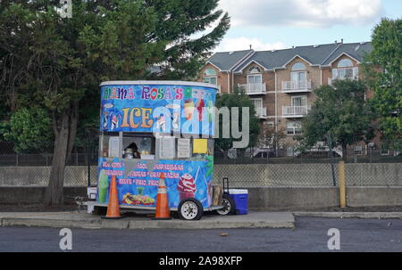 Alexandria, VA / USA - 24 septembre 2019 : Snow cone camion alimentaire garé sur le côté de la route Banque D'Images