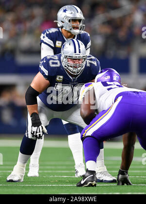 Arlington, Texas, USA. 10 Nov, 2019. Cowboys de Dallas garde offensive Zack Martin (70) au cours de la première moitié d'un jeu de football américain NFL entre les Minnesota Vikings et les Dallas Cowboys à AT&T Stadium à Arlington, au Texas. Shane Roper/Cal Sport Media/Alamy Live News Banque D'Images