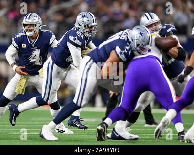 Arlington, Texas, USA. 10 Nov, 2019. Cowboys de Dallas running back Ézéchiel Elliott (21) au cours de la première moitié d'un jeu de football américain NFL entre les Minnesota Vikings et les Dallas Cowboys à AT&T Stadium à Arlington, au Texas. Shane Roper/Cal Sport Media/Alamy Live News Banque D'Images