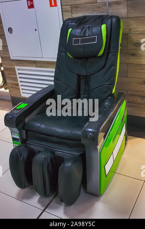 Distributeur fauteuil de massage machine automatique avec lecteur de près. Banque D'Images