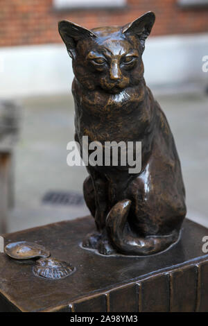 Statue De Hodge Le Chat De Londres Auteur Samuel Johnson 1709 1784 Gough Square London England Uk Photo Stock Alamy