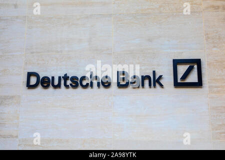 Londres, Royaume-Uni - 15 Février 2019 : La Deutche Bank logo sur l'extérieur d'un bâtiment de la ville de Londres, Royaume-Uni. Deutsche Bank est une banque allemande et fi Banque D'Images