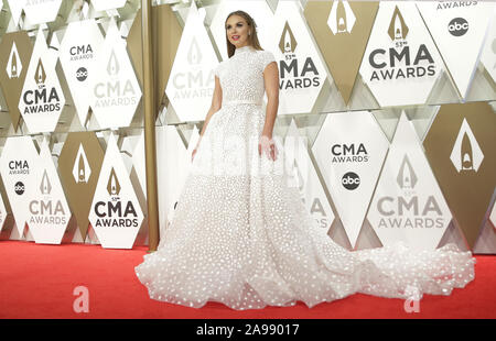 Nashville, États-Unis. 13 Nov, 2019. Hannah Brown arrive pour la 52e assemblée annuelle Country Music Association Awards au Bridgestone Arena de Nashville, Tennessee Mercredi, 13 novembre 2019. Photo de John Angelillo/UPI UPI : Crédit/Alamy Live News Banque D'Images