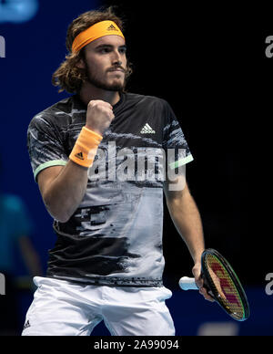 Londres, Royaume-Uni. 13 Nov, 2019. Stefanos Tsitsipas de Grèce pendant la fête des célibataires match contre Alexander Zverev de l'Allemagne à l'ATP World Tour Finals 2019 à Londres, Angleterre le 13 novembre 2019. Credit : Han Yan/Xinhua/Alamy Live News Banque D'Images