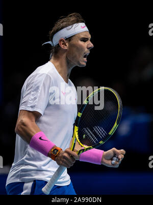 Londres, Royaume-Uni. 13 Nov, 2019. Rafael Nadal de l'Espagne pendant la fête des célibataires match contre Daniel Medvedev de la Russie lors de l'ATP World Tour Finals 2019 à Londres, Angleterre le 13 novembre 2019. Credit : Han Yan/Xinhua/Alamy Live News Banque D'Images