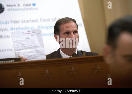 Washington, District de Columbia, Etats-Unis. 13 Nov, 2019. Représentant des Etats-Unis Chris Stewart (républicain de l'Utah) prend la parole lors du témoignage de sous-secrétaire d'État adjoint des États-Unis Discours de George et statuant à l'Ambassadeur américain en Ukraine William Taylor devant le U.S. House Permanent Select Committee on Intelligence sur la colline du Capitole à Washington, DC, États-Unis, le mercredi, Novembre 13, 2019. C'est le premier d'une série d'audiences publiques sur l'accusation enquête sur le Président des Etats-Unis, Donald J. Trump. Credit : Stefani Reynolds/CNP/ZUMA/Alamy Fil Live News Banque D'Images