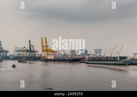 Ho Chi Minh Ville, Vietnam - 12 mars 2019 : chanson fleuve Sai Gon. Équité en matière d'Interlink et Copacabana, 2 cargos sont worken sur à Tan Thuan Dong Banque D'Images