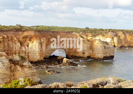 Baie des Îles archway sur la Great Ocean Road Victoria en Australie - destination touristique célèbre Banque D'Images