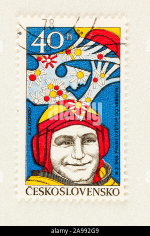 SEATTLE WASHINGTON - 4 octobre, 2019 : timbre-poste de la Tchécoslovaquie de 1977 avec le cosmonaute Alexei Leonov. Scott # 2141, Banque D'Images