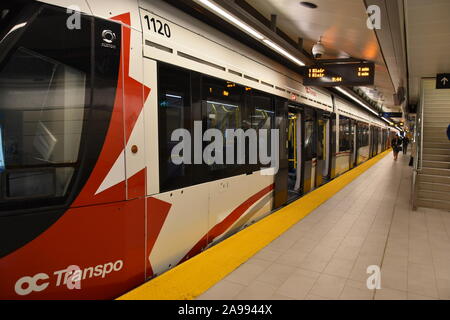 Le tout nouveau Ottawa OTrain métro et train léger jours après l'ouverture en septembre 2019 à Ottawa, Ontario, Canada Banque D'Images