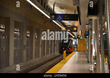 Le tout nouveau Ottawa OTrain métro et train léger jours après l'ouverture en septembre 2019 à Ottawa, Ontario, Canada Banque D'Images