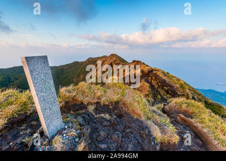 Hachijojima, Tokyo, Japon la caldeira du volcan de la pointe. (Post indique 'Pic Hachijofuji Banque D'Images