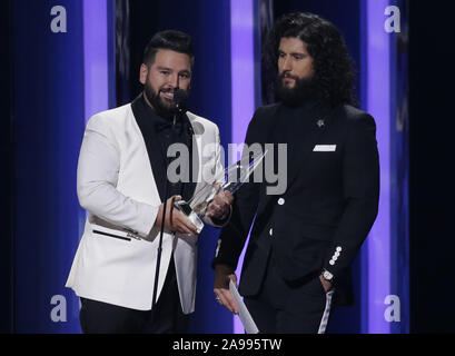 Nashville, États-Unis. 13 Nov, 2019. Shay Mooney et Dan Smyers de Dan Shay accepter le prix pour duo vocal de l'année à la 52e assemblée annuelle Country Music Association Awards au Bridgestone Arena de Nashville, Tennessee Mercredi, 13 novembre 2019. Photo de John Angelillo/UPI UPI : Crédit/Alamy Live News Banque D'Images