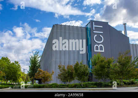 Le BCIT (British Columbia Institute of Technology) signe sur un bâtiment au campus principal à Burnaby Banque D'Images