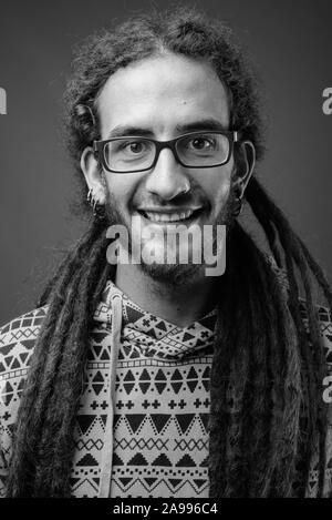 Beau jeune homme hispanique avec des dreadlocks en noir et blanc Banque D'Images