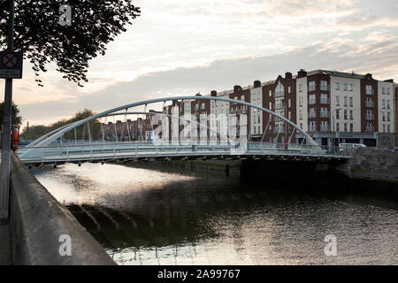 James Joyce le pont sur la Rivière Liffey au coucher du soleil à Dublin, Irlande. Banque D'Images