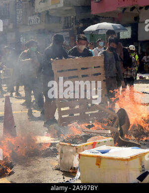Hong Kong. 14Th Nov, 2019. Les émeutiers ont mis le feu dans une rue de Sai Wan Ho à Hong Kong, Chine du sud, le 11 novembre 2019. Il a été de plus de cinq mois que le projet de modifications de l'ordonnance concernant les transferts des fugitifs ont provoqué des troubles dans la ville, avec l'escalade de la violence à l'autodestruction d'équipements publics, saccageant les magasins, les banques et les médias afin de s'attaquer à la police, et même les passants en désaccord avec eux. Source : Xinhua/Alamy Live News Banque D'Images