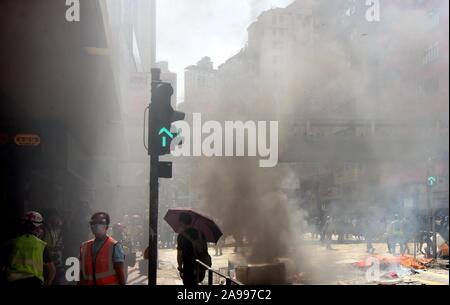 Hong Kong. 14Th Nov, 2019. Les émeutiers ont mis le feu dans une rue de Sai Wan Ho à Hong Kong, Chine du sud, le 11 novembre 2019. Il a été de plus de cinq mois que le projet de modifications de l'ordonnance concernant les transferts des fugitifs ont provoqué des troubles dans la ville, avec l'escalade de la violence à l'autodestruction d'équipements publics, saccageant les magasins, les banques et les médias afin de s'attaquer à la police, et même les passants en désaccord avec eux. Source : Xinhua/Alamy Live News Banque D'Images
