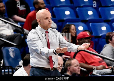 Nov 13, 2019 : Eastern Washington Eagles entraîneur en chef Shantay Legans réagit à une faute lors de l'appel d'un match de saison régulière où l'Eastern Washington Eagles ont visité le Saint Louis Billikens. Tenue à Chaifetz Arena à Saint Louis, MO Richard Ulreich/CSM Banque D'Images