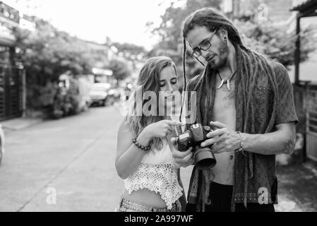 Young Hispanic couple ensemble touristique en plein air en noir et blanc Banque D'Images