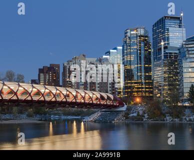 Le Pont de la paix de l'autre côté de la rivière Bow dans le centre-ville de Calgary, Alberta, Canada. Banque D'Images