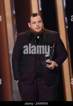 14 novembre 2035, Nashville, TN, USA : 13 novembre 2019 - Nashville, Tennessee - Luke Combs. La 51e édition des CMA Awards, la plus grande soirée de musique country, s'est tenue à Bridgestone Arena. Crédit photo : Laura Farr/AdMedia Banque D'Images
