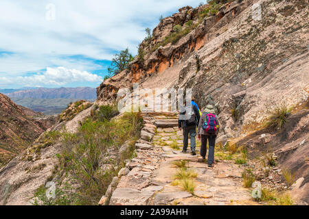 Un groupe de touristes et randonneurs marche sur le sentier des Incas de Bolivie en dehors de sucre en Chataquila. Banque D'Images