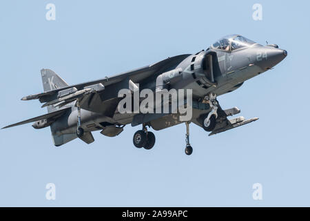 Un United States Marine Corps AV-8B Harrier effectue une démonstration à la Cleveland International Airshow 2015. Banque D'Images