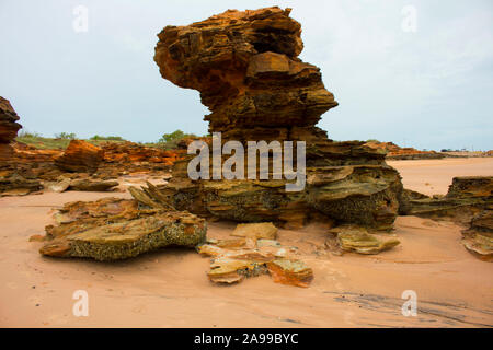 Ancient Gantheaume Point, un grès rouge pointe qui s'avance dans l'Océan Indien à partir de la belle Cable Beach, Broome, au nord ouest de l'Australie . Banque D'Images