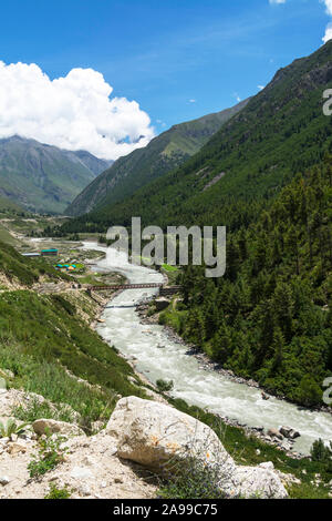 Vue de la rivière Baspa glaciaal, Himachal Pradesh, Inde Banque D'Images