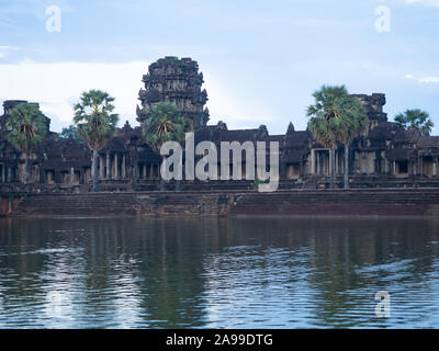 Une partie de l'Angkor Wat temple complexe avec un étang artificiel ou douves dans l'avant-plan. Banque D'Images