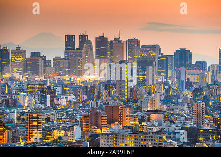 Tokyo, Japon cityscape avec Minato et Mt. Fuji dans la distance au crépuscule. Banque D'Images